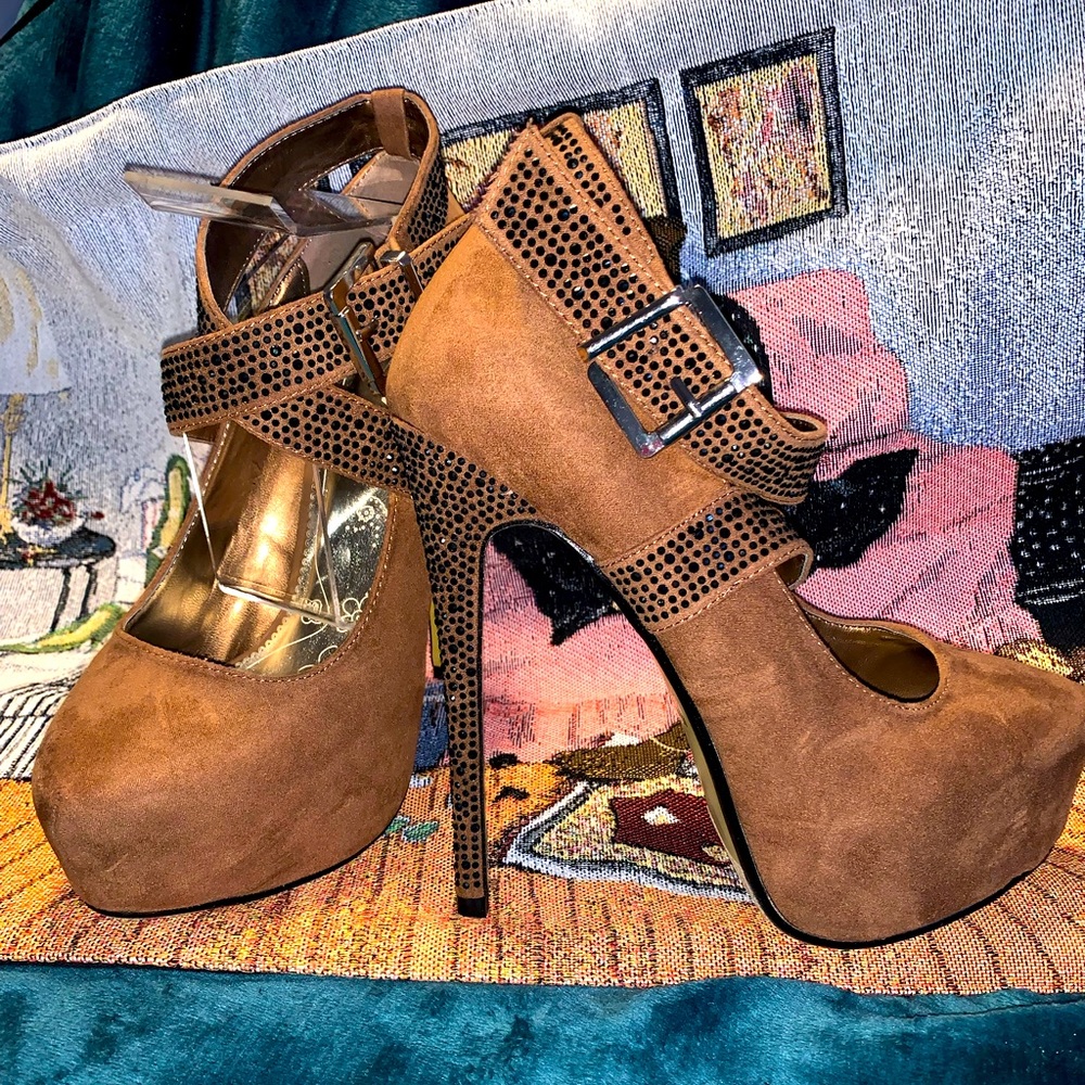 7.5, never worn, brand new